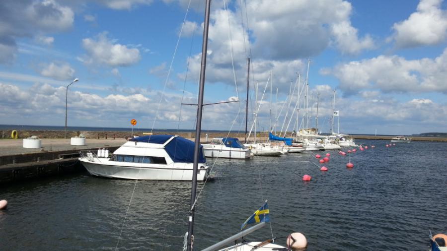 Båthamnen och utsikt mot Kalmarsund